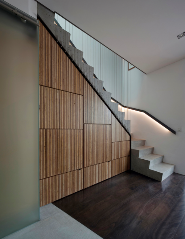 Tangga beton dengan aksen kayu pada tumpuan